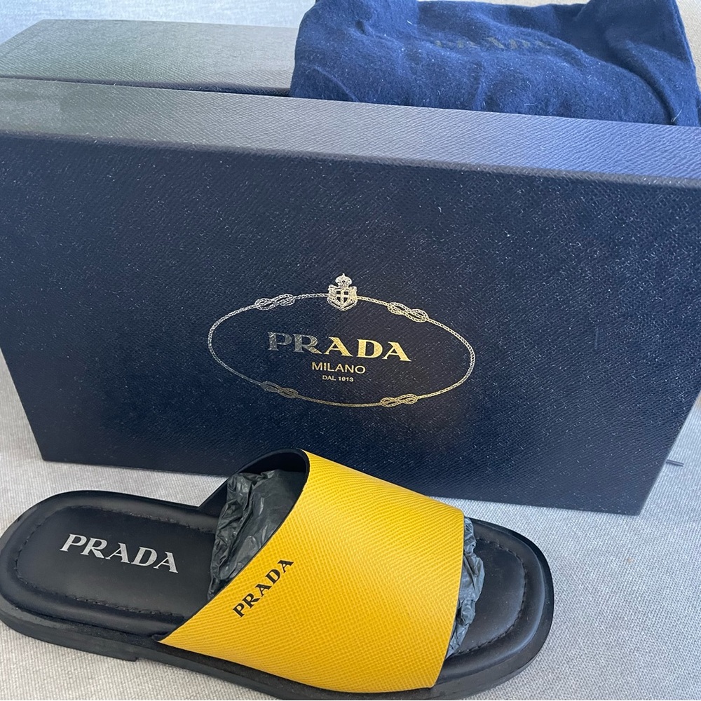 Pre-owned men slides

Prada Leather & Yellow Rubber Sandals Shoes, Sz. Prada 7